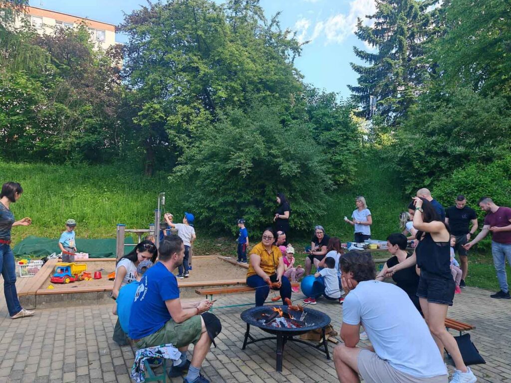 Rodinná atmosféra u ohně v mateřské škole.