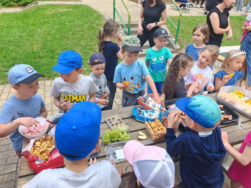 Předškoláci si užívají táborák s učitelkami.