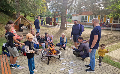 tatínci i maminky opíkají špekáčky