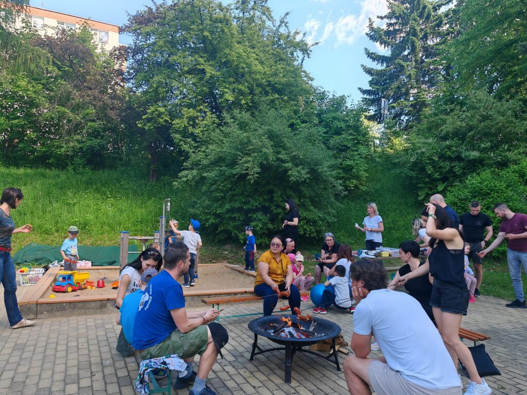 děti a rodiče opékají na zahradě