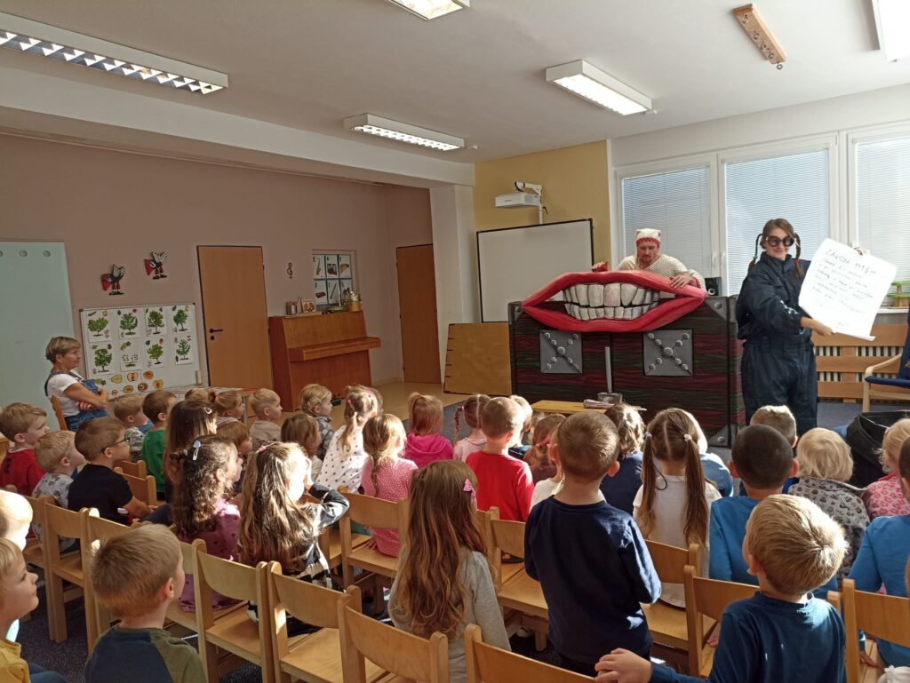všechny děti se baví divadlem