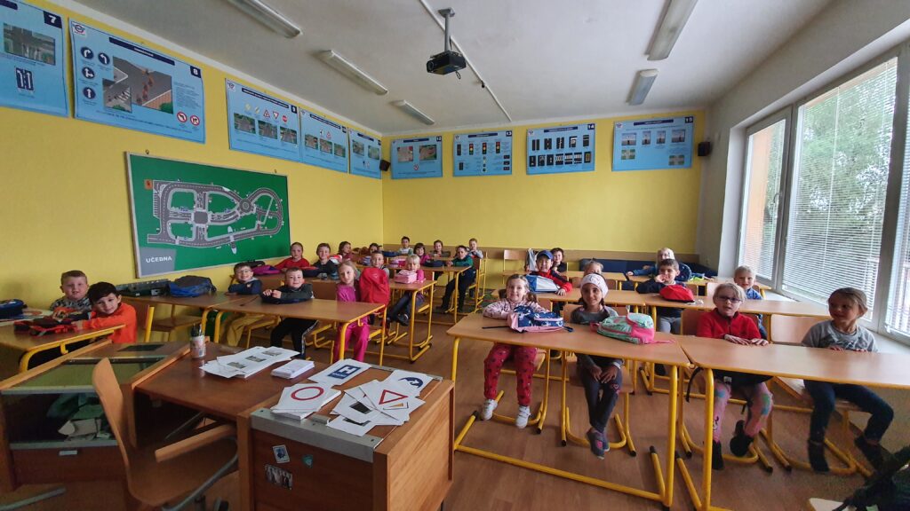 děti se učí o dopravních značkách