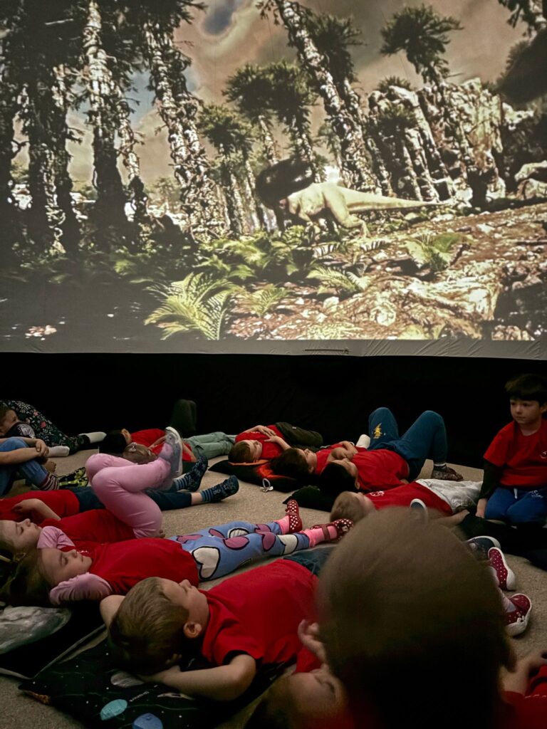 děti koukají na film ve sférickém kině