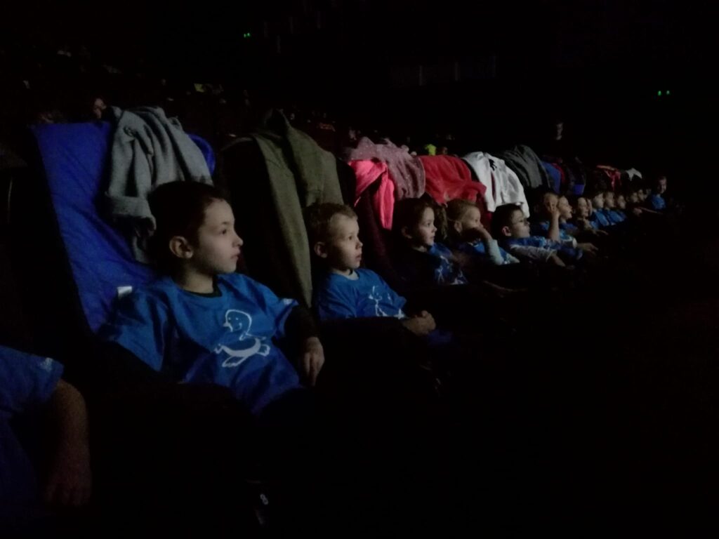 děti koukají na film v kině