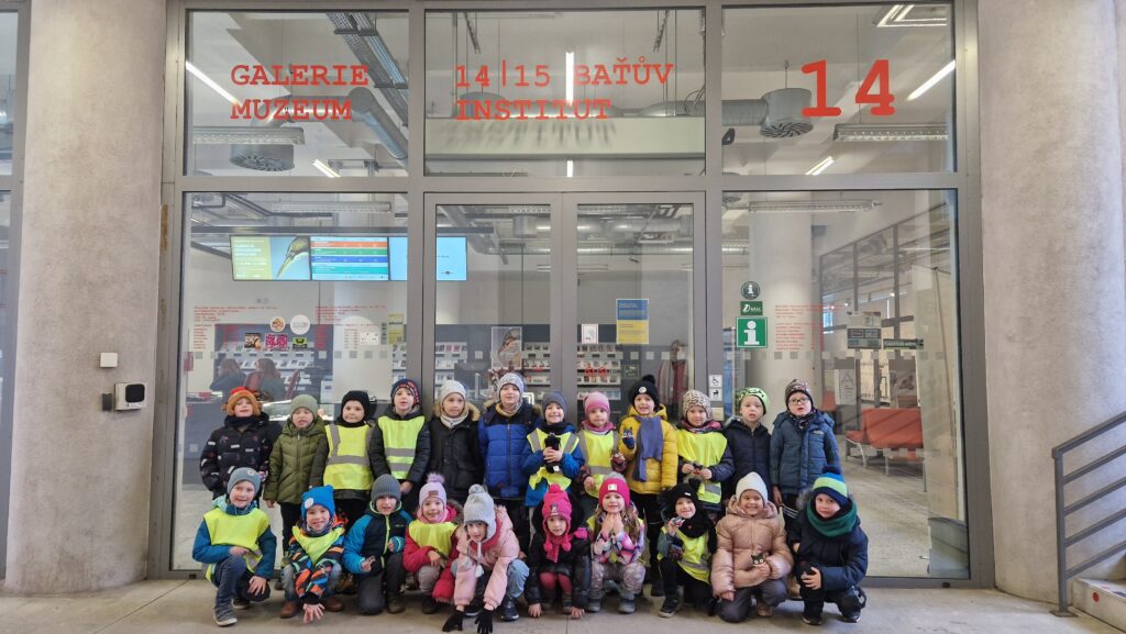 společná fotka dětí před galerií