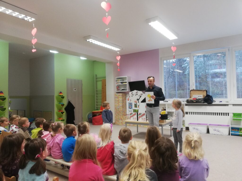 děti koukají na kouzelnické představení