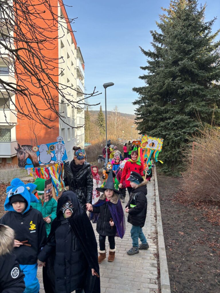 pochod v maskách během masopustu
