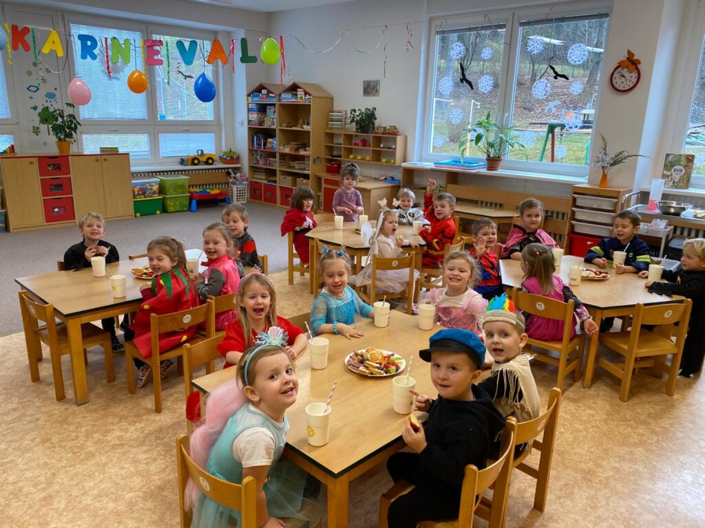 fotka veselých dětí ve třídě během karnevalu
