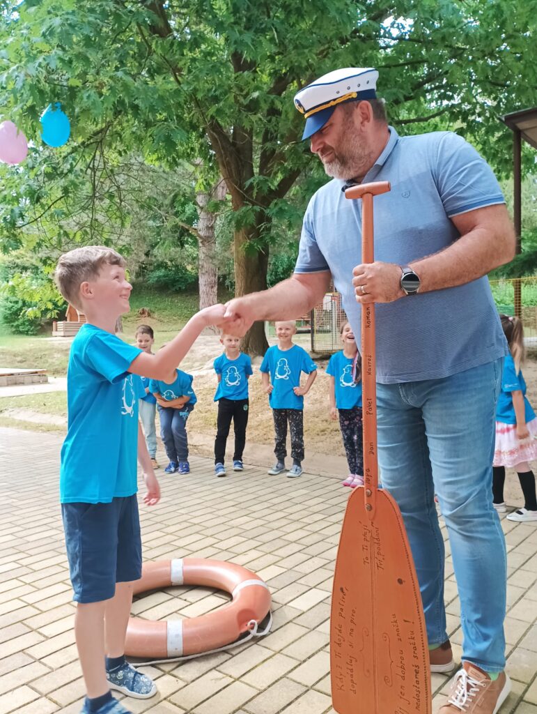 pan ředitel školky pasuje usměvavého předškoláka