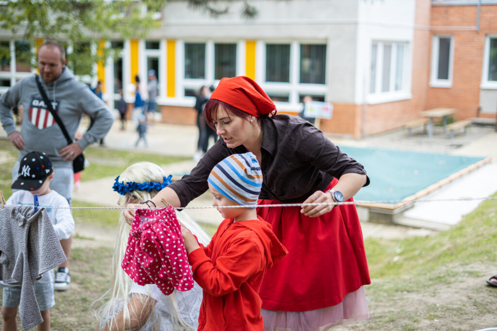 učitelka pomáhá chlapečkovi s úkolem
