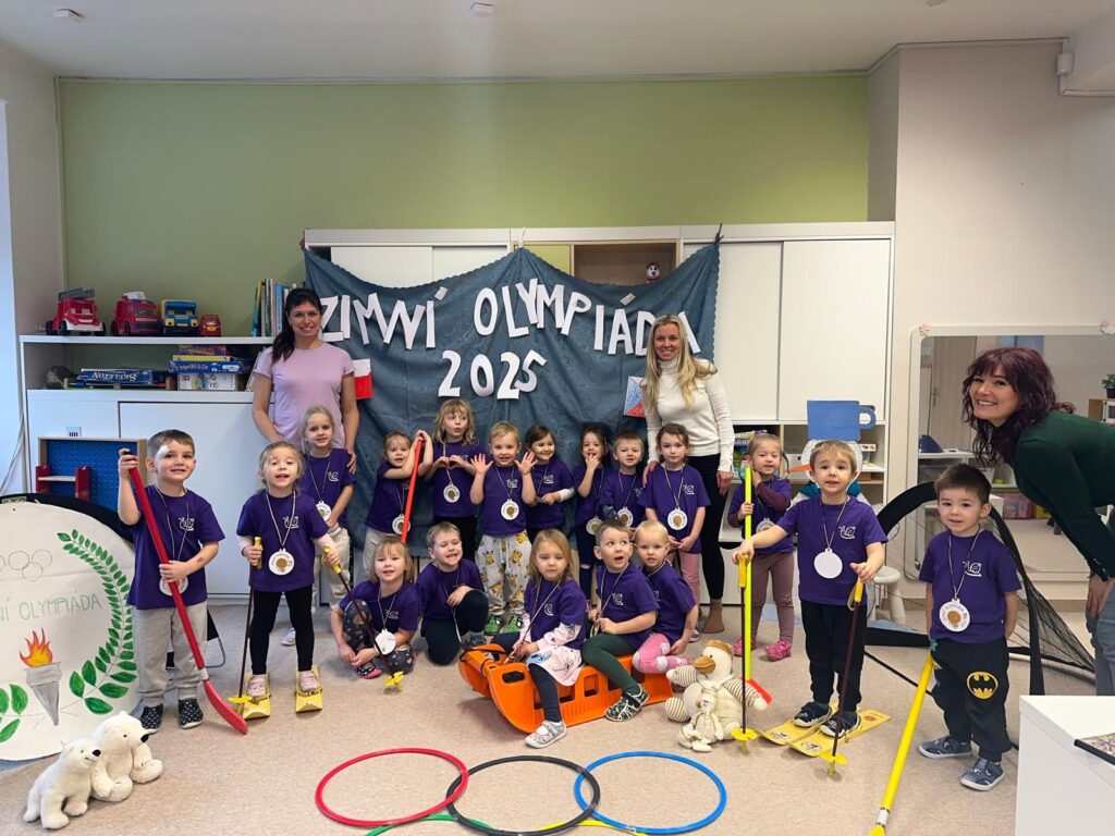 děti si ve školce hrají na zimní olympiádu