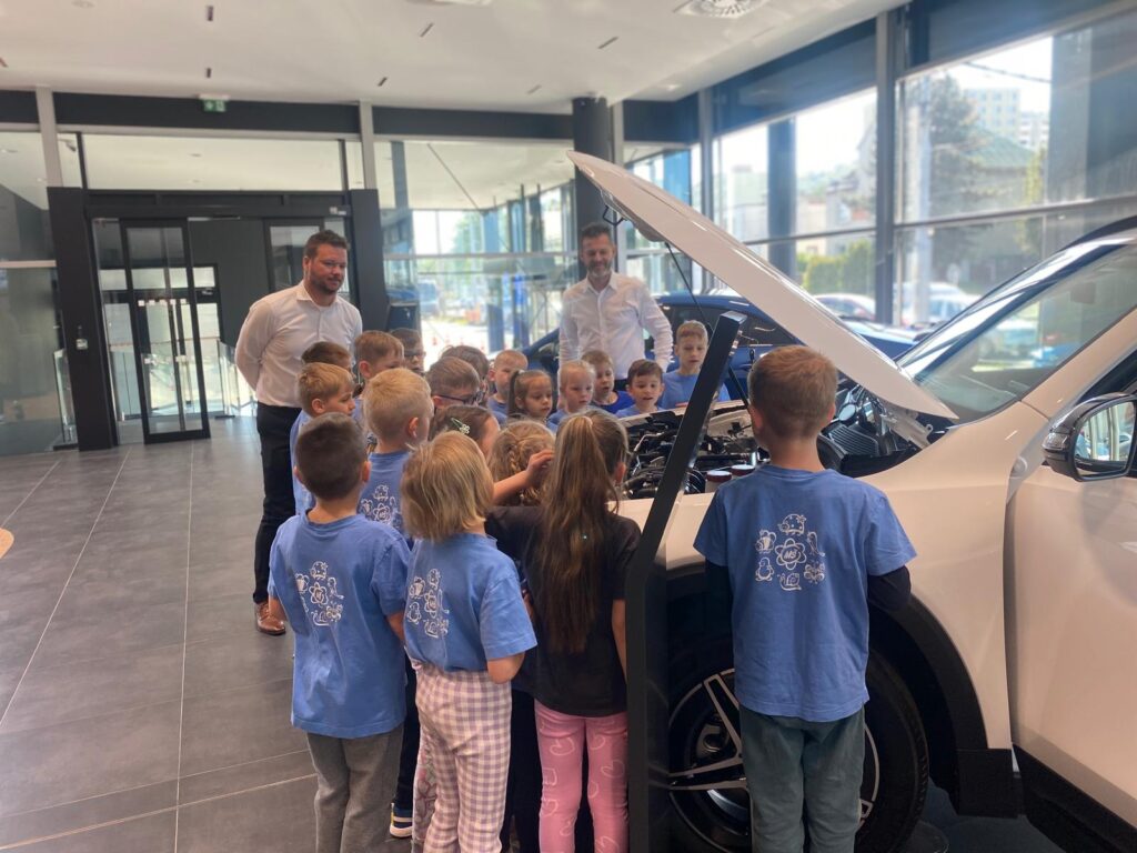 děti jsou na výletě v autosalonu a poznávají různá zaměstnání