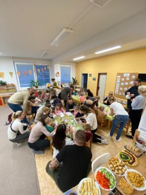 děti a rodiče ve školce se spoustou dobrot