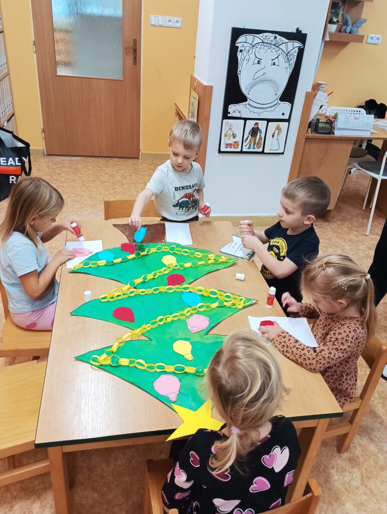 děti tvoří vánoční stromeček
